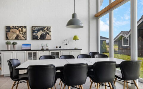 Ung - 460M from the Sea: Mobilia, Pavimentazione, Legna, Interior Design, Pavimento, Sedia, Tavolo, Cucina & Sala Da Pranzo Tavolo, Sala Da Pranzo, Pavimento In Legno