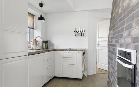 Ung - 460M from the Sea: Cucina, Controsoffitto, Pavimentazione, Cabinetry, Legna, Interior Design, Elettrodomestico Da Cucina, Apparecchio Major, Mobilia, Pavimento