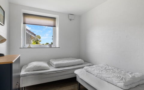 Ung - 460M from the Sea: Camera Da Letto, Letto, Bedding, Lenzuolo, Pavimento, Soffitto, Telaio Del Letto, Camera, Letto A Castello