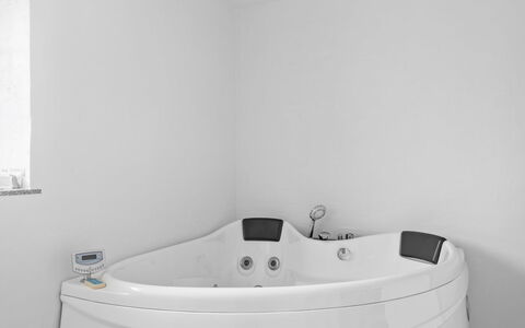 Ung - 460M from the Sea: Vasca Da Bagno, Idraulico Fixture, Bagno, Idraulico, Rubinetto, Vasca Idromassaggio, Design