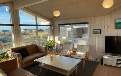 Zuhra - 400M from the Sea