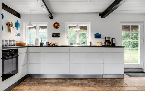 Annabeth - 900M from the Sea: Pavimentazione, Cucina, Elettrodomestico Da Cucina, Pavimento, Apparecchio Major, Controsoffitto, Cabinetry, Elettrodomestico, Cucina Stufa, Piastrella