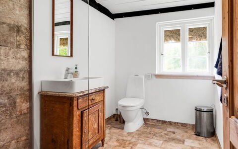 Annabeth - 900M from the Sea: Parete, Pavimentazione, Idraulico Fixture, Legna, Pavimento, Interior Design, Soffitto, Idraulico, Rubinetto, Bagno