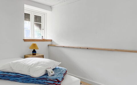 Annabeth - 900M from the Sea: Legna, Pavimentazione, Pavimento, Interior Design, Soffitto, Pavimento In Legno, Camera Da Letto, Latifoglie, Letto, Camera