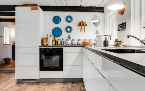 Annabeth - 900M from the Sea: Cucina, Elettrodomestico Da Cucina, Controsoffitto, Apparecchio Major, Interior Design, Pavimentazione, Cabinetry, Legna, Elettrodomestico, Mobilia