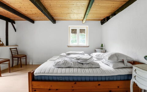 Annabeth - 900M from the Sea: Mobilia, Letto, Interior Design, Camera Da Letto, Pavimentazione, Pavimento, Bedding, Legna, Lenzuolo, Soffitto