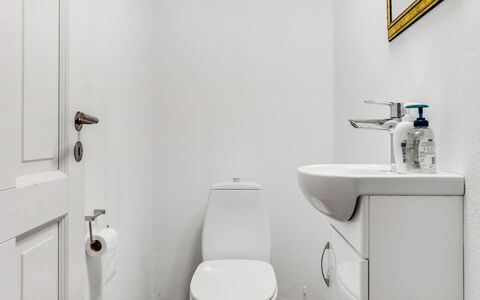 Annabeth - 900M from the Sea: Toilet Seat, Bagno, Gabinetto, Idraulico Fixture, Pavimentazione, Interior Design, Pavimento, Lavandino Del Bagno, Lavello, Idraulico