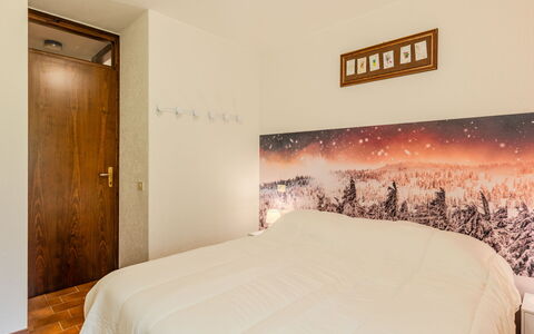 Boris: Parete, Camera Da Letto, Interior Design, Letto, Lenzuolo, Bedding, Pavimento, Camera, Pavimentazione, Telaio Del Letto