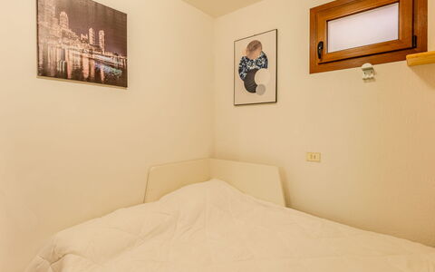 Boris: Letto, Camera Da Letto, Parete, Lenzuolo, Legna, Bedding, Interior Design, Pavimento, Biancheria, Camera
