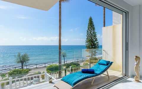 Mirabella: Blu, Mobilia, Mare, Costiera E Morfologie Oceanic, Sedia, Oceano, Costa, Mobili Da Esterno, Balcone, Ricorrere
