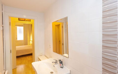 Eixample Dret Corsega Roger Lluria: Specchio, Rubinetto, Lavandino Del Bagno, Lavello, Idraulico Fixture, Bagno, Legna, Costruzione, Interior Design