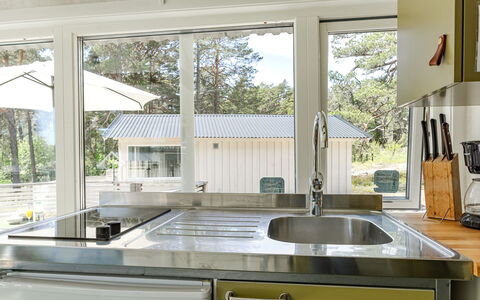 Hölick Minichalet 3: Cucina, Controsoffitto, Lavandino Della Cucina, Legna, Idraulico Fixture, Lavello, Interior Design, Elettrodomestico Da Cucina, Pavimentazione, Rubinetto
