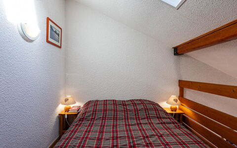 Grand Morillon: Parete, Camera Da Letto, Letto, Legna, Pavimento, Pavimentazione, Interior Design, Mobilia, Soffitto, Lenzuolo