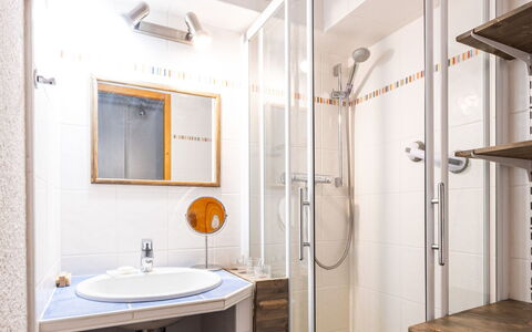 Grand Morillon: Interior Design, Parete, Pavimentazione, Pavimento, Idraulico Fixture, Legna, Bagno, Lavandino Del Bagno, Camera, Gabinetto