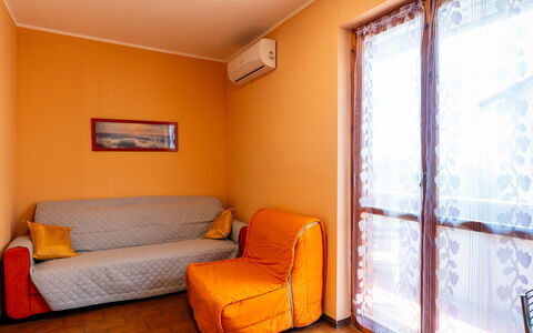 Casa Anna: Albero, Manto Stradale, Automotive Esterno, Auto, Spazio Pubblico, Asfalto, Strada, Parcheggio, Car Famiglia