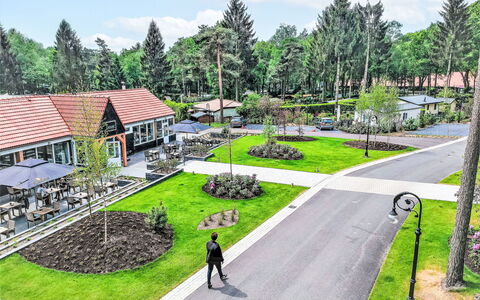 Douglas: Spazio Pubblico, Giardino, Driveway, Landscaping, Cortile, Shade, Marciapiede, Prato, Parco, Flagstone