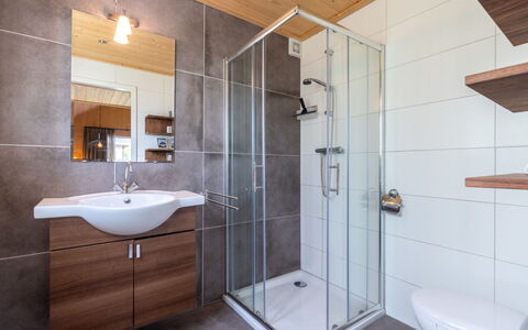 Boslodge: Pavimentazione, Interior Design, Idraulico Fixture, Pavimento, Legna, Lavandino Del Bagno, Lavello, Bagno, Soffitto, Rubinetto