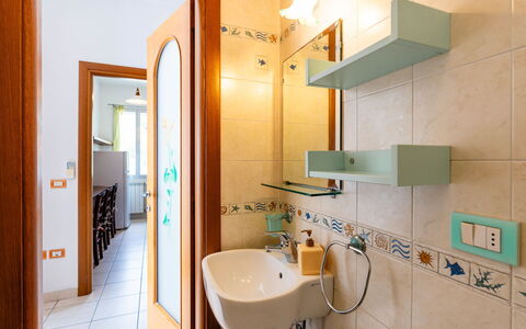 Belvedere Blu: Interior Design, Pavimentazione, Idraulico Fixture, Lavandino Del Bagno, Pavimento, Lavello, Bagno, Rubinetto, Idraulico, Camera