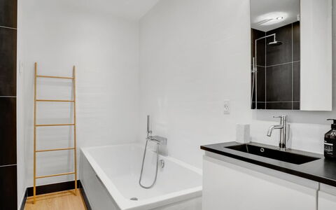Anelle - 2.5Km from the Sea: Pavimentazione, Pavimento, Interior Design, Parete, Idraulico Fixture, Bagno, Soffitto, Idraulico, Rubinetto, Camera
