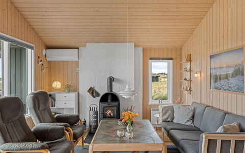 Fridgerd - 300M from the Sea: Legna, Interior Design, Mobilia, Soffitto, Pavimentazione, Pavimento, Soggiorno, Camera, Casa, Divano