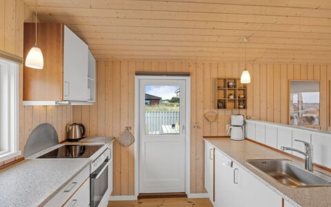 Fridgerd - 300M from the Sea: Legna, Pavimentazione, Pavimento, Cucina, Casa, Color Legno, Latifoglie, Controsoffitto, Pavimento In Legno, Plank