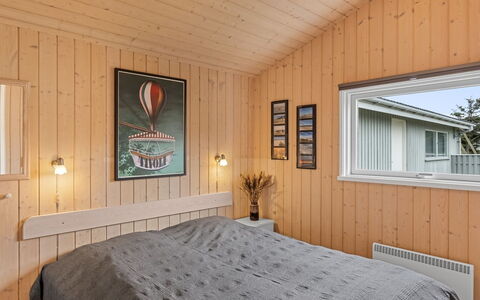 Fridgerd - 300M from the Sea: Legna, Camera Da Letto, Letto, Interior Design, Soffitto, Lenzuolo, Bedding, Telaio Del Letto, Mobilia, Pavimento
