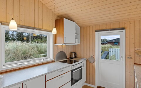 Fridgerd - 300M from the Sea: Legna, Pavimentazione, Cucina, Pavimento, Casa, Controsoffitto, Lavandino Della Cucina, Color Legno, Soffitto, Lavello