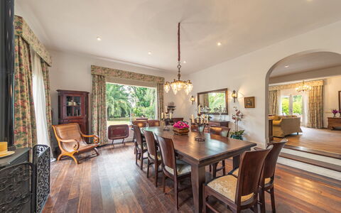 Sevilla Sanlúcar la Mayor 100: Mobilia, Interior Design, Pavimentazione, Pavimento, Pavimento In Legno, Legna, Soffitto, Sedia, Tavolo, Sala Da Pranzo
