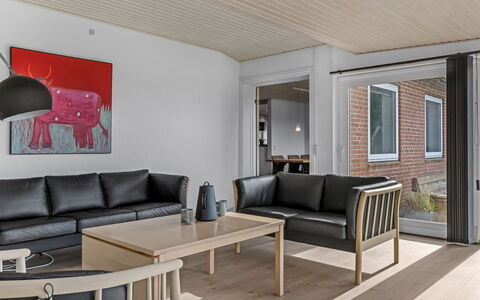 Kukka - 16Km from the Sea: Mobilia, Interior Design, Pavimentazione, Pavimento, Legna, Soffitto, Divano, Soggiorno, Tavolo, Pavimento In Legno