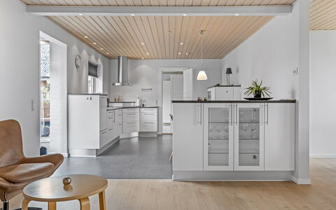 Kukka - 16Km from the Sea: Pavimentazione, Mobilia, Interior Design, Pavimento, Pavimento In Legno, Legna, Cucina, Soffitto, Controsoffitto, Cabinetry