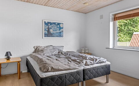 Kukka - 16Km from the Sea: Legna, Interior Design, Camera Da Letto, Pavimento, Pavimentazione, Soffitto, Letto, Bedding, Biancheria, Telaio Del Letto