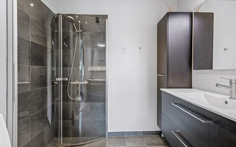 Kukka - 16Km from the Sea: Pavimentazione, Idraulico Fixture, Pavimento, Bagno, Interior Design, Lavello, Idraulico, Rubinetto, Mobiletto Del Bagno, Lavandino Del Bagno