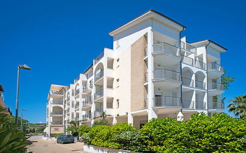 Tortoreto Apartment Close To The Sea, Ac,wi -fi: Appartamento, Zona Residenziale, Balcone, Condominio, Shade, Hotel, Recinzione, Ricorrere, Villa
