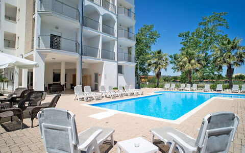 Tortoreto Apartment Close To The Sea, Ac,wi -fi: Blu, Piscina, Materiale Composito, Mobili Da Esterno, Shade, Ricorrere, Lettino, Hotel, Balcone