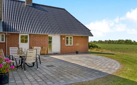 Rahild - 10Km from the Sea: Blu, Arbusto, Villetta, Groundcover, Giardino, Estate, Shade, Landscaping, Agriturismo, Eco Hotel