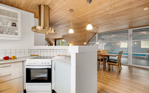 Thiodver - 850M from the Sea: Interior Design, Pavimentazione, Cucina, Legna, Soffitto, Pavimento, Mobilia, Controsoffitto, Lampada, Illuminazione