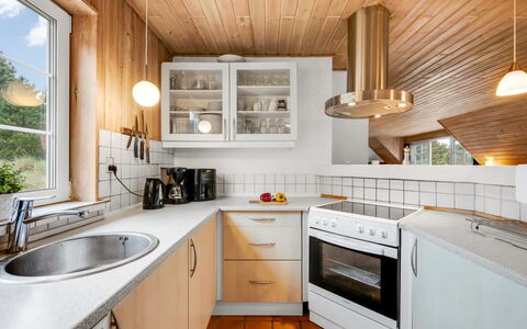 Thiodver - 850M from the Sea: Cucina, Interior Design, Controsoffitto, Elettrodomestico Da Cucina, Pavimentazione, Lampada, Legna, Soffitto, Cabinetry, Apparecchio Major
