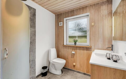 Thiodver - 850M from the Sea: Legna, Pavimentazione, Idraulico Fixture, Pavimento, Interior Design, Gabinetto, Bagno, Idraulico, Soffitto, Toilet Seat