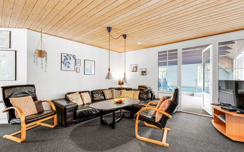 Ulf - 2Km from the Sea: Mobilia, Interior Design, Pavimentazione, Pavimento, Divano, Legna, Soffitto, Soggiorno, Sedia, Pavimento In Legno