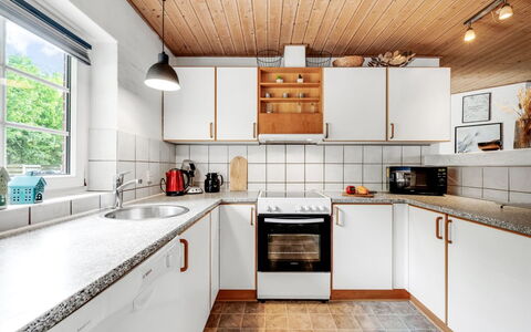 Ulf - 2Km from the Sea: Cucina, Elettrodomestico Da Cucina, Controsoffitto, Apparecchio Major, Legna, Pavimentazione, Cabinetry, Interior Design, Soffitto, Idraulico Fixture