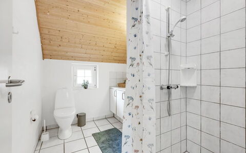 Ulf - 2Km from the Sea: Idraulico Fixture, Pavimentazione, Pavimento, Bagno, Interior Design, Idraulico, Soffitto, Rubinetto, Casa, Materiale Composito