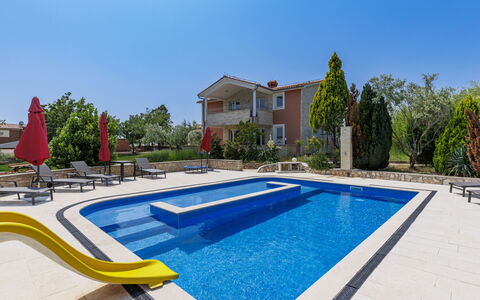 Villa Majmajola: Arbusto, Giardino, Shade, Prato, Mobili Da Esterno, Backyard, Landscaping, Cortile, Estate, Sedia