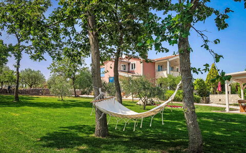 Villa Majmajola: Arbusto, Giardino, Shade, Prato, Mobili Da Esterno, Backyard, Landscaping, Cortile, Estate, Sedia