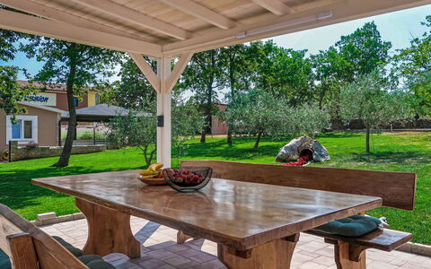 Villa Majmajola: Arbusto, Giardino, Shade, Prato, Mobili Da Esterno, Backyard, Landscaping, Cortile, Estate, Sedia