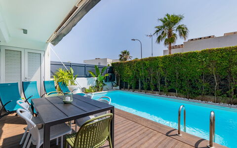 Miguel Vip Properties: Arbusto, Giardino, Shade, Prato, Mobili Da Esterno, Backyard, Landscaping, Cortile, Estate, Sedia