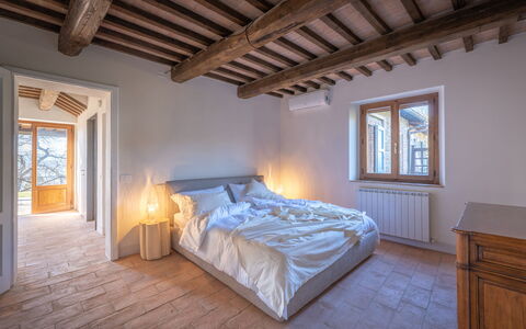 Casale Sunset: Parete, Pavimentazione, Interior Design, Legna, Pavimento, Camera Da Letto, Soffitto, Letto, Camera, Bedding