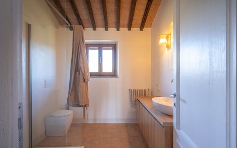 Casale Sunset: Parete, Pavimentazione, Idraulico Fixture, Pavimento, Legna, Bagno, Interior Design, Soffitto, Architettura, Rubinetto
