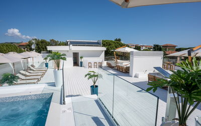 Suite Pineto Pool And Seaside: Ricorrere, Piscina, Urban Design, Casa, Ombrello, Shade, Mobili Da Esterno, Appartamento, Estate, Eco Hotel