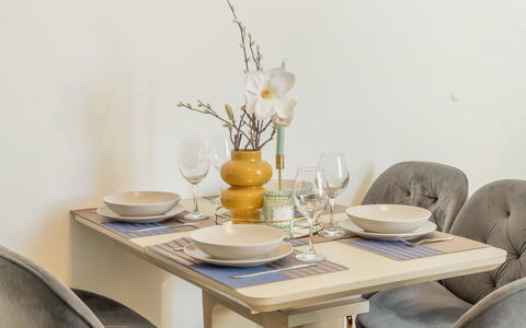 Prague Centre 109: Mobilia, Interior Design, Legna, Tavolo, Pavimentazione, Sedia, Tavola, Sala Da Pranzo, Pavimento, Cucina & Sala Da Pranzo Tavolo