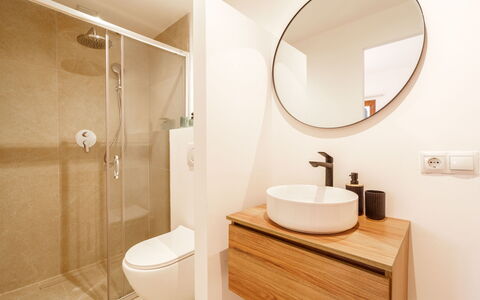 Es Camp Jeu: Bagno, Idraulico Fixture, Pavimentazione, Pavimento, Interior Design, Lavandino Del Bagno, Mobiletto Del Bagno, Specchio, Gabinetto, Lavello